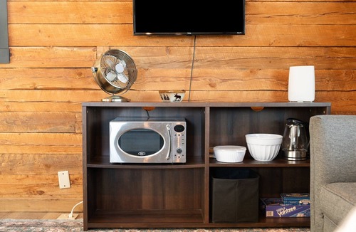 Thompson Cabin | King Cabin Secluded Romantic Space Near Elk Mountain. Hot Tub, Firepit & Views!