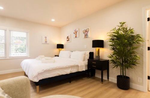 Dunlap House | King Comfort - Bright and Modern 1BR Stay in Dunlap
