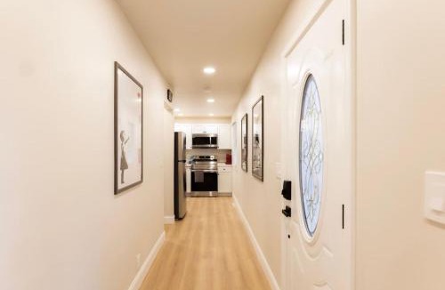 Dunlap House | King Comfort - Bright and Modern 1BR Stay in Dunlap