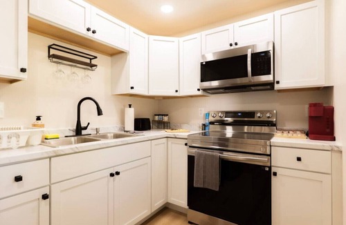 Dunlap House | King Comfort | Bright & Modern 1BR Stay in Dunlap