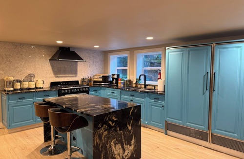 Willamette Heights Apartment | King Comfort & City Access