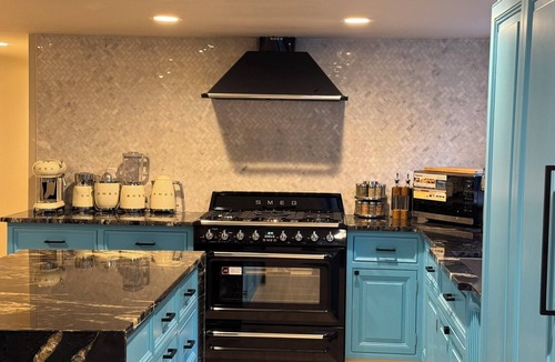 Willamette Heights Apartment | King Comfort & City Access
