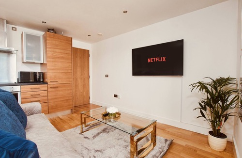 Leeds Apartment | King Deluxe City Apt Large Balcony& Free Parking!