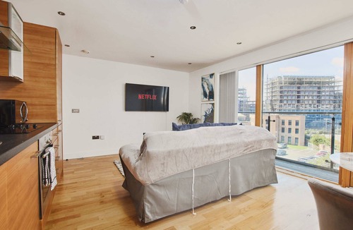 Leeds Apartment | King Deluxe City Apt Large Balcony& Free Parking!
