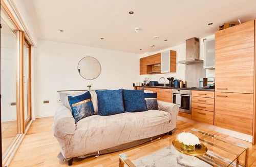 Leeds Apartment | King Deluxe City Apt Large Balcony& Free Parking!