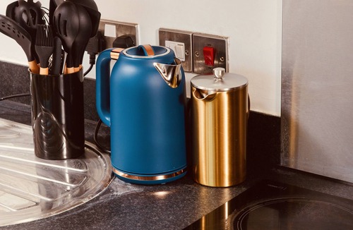 Leeds Apartment | King Deluxe City Apt Large Balcony& Free Parking!