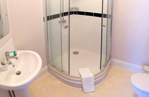 Oxford House | King-Deluxe-Ensuite with Shower