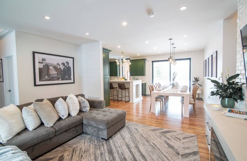 Barrie House | King Estate Barrie w Private Spa | 7 Bedrooms | Sleeps 20 | 5min to Downtown