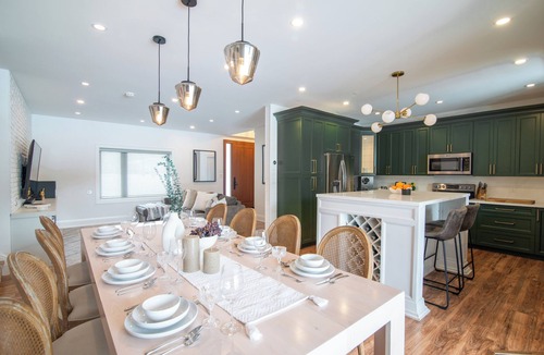 Barrie House | King Estate Barrie w Private Spa | 7 Bedrooms | Sleeps 20 | 5min to Downtown