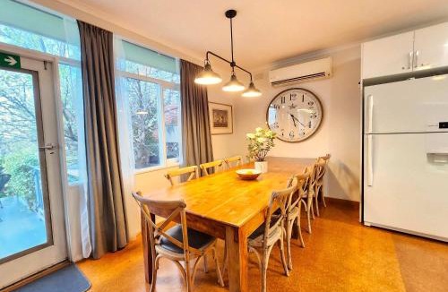 Highett House | King Guest Room 2 with Full Kitchen & Free Parking