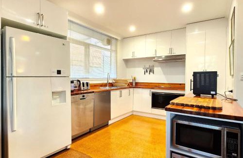 Highett House | King Guest Room 2 with Full Kitchen & Free Parking