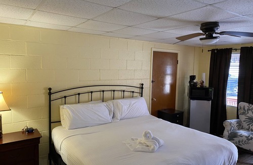 Mount Ida Hotel | King Guest Room located at the Joplin Inn at the entrance to Mountain Harbor, just 2 1/2 miles from Lake Ouachita. by RedAwning