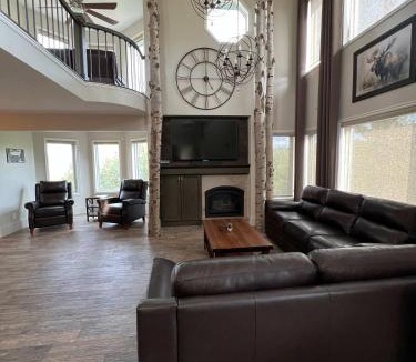 Pocatello House | King Home- Mountain Oasis Pool & Views