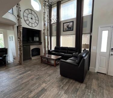 Pocatello House | King Home- Mountain Oasis Pool & Views