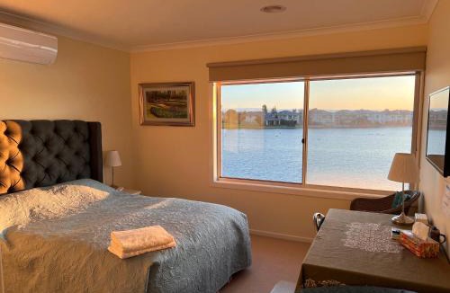 Sanctuary Lakes House | King House