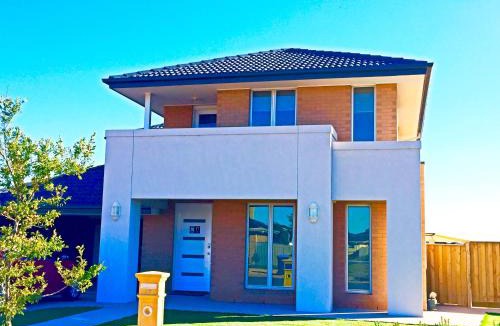 Sanctuary Lakes House | King House