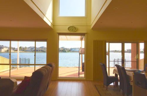 Sanctuary Lakes House | King House