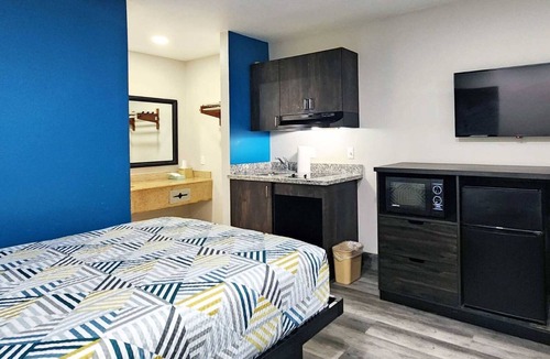 Wharton Hotel | King Kitchenette Non-Smoking Room at Scottish Inns and Suites