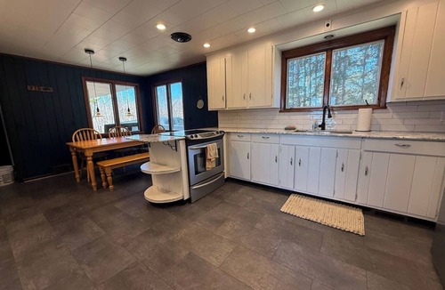 Portland House | King Lakefront Retreat on 7.5 Acres Near Wineries