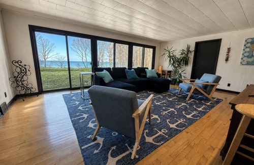 Portland House | King Lakefront Retreat on 7.5 Acres Near Wineries