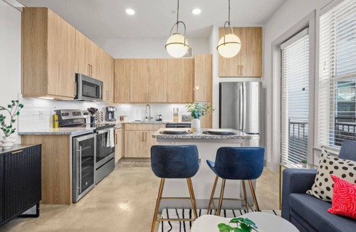Far North Dallas Apartment | King Loft | Pool+ Parking+ Gym | 5 min to Galleria