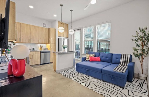 Far North Dallas Apartment | King Loft | Pool+ Parking+ Gym | 5 min to Galleria