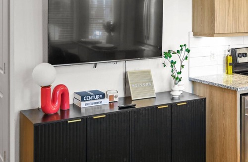 Far North Dallas Apartment | King Loft | Pool+ Parking+ Gym | 5 min to Galleria