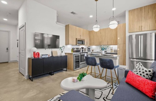Far North Dallas Apartment | King Loft | Pool+ Parking+ Gym | 5 min to Galleria