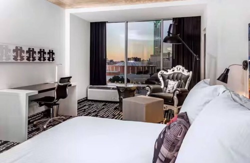 Cedars Hotel | King | Lorenzo by Hilton | Skyline Pool, City Center 6 Min, Deep Ellum 7 Min