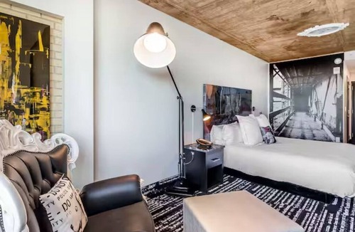 Cedars Hotel | King | Lorenzo by Hilton | Skyline Pool, City Center 6 Min, Deep Ellum 7 Min
