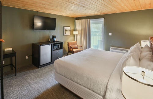 Townsend Hotel | King + Patio Mountain Retreat