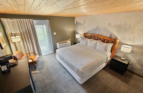 Townsend Hotel | King + Patio Mountain Retreat