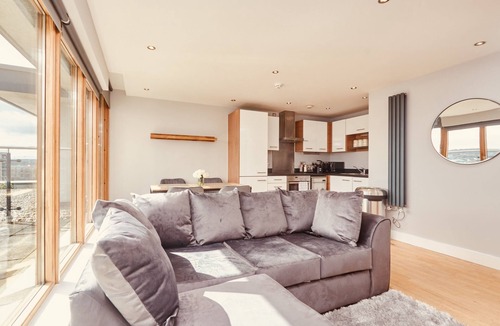 Leeds Apartment | King Penthouse Apt View&Free Parking!