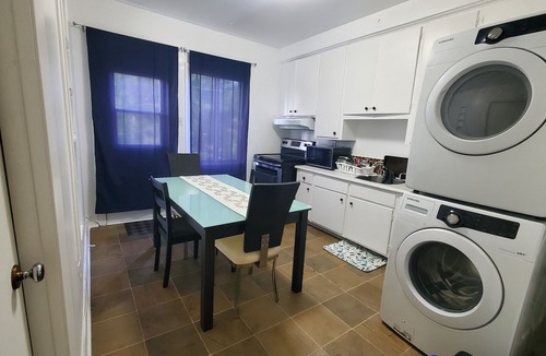 LaSalle Apartment | King & Queen Beds, 2 Bedrooms Apartment with Parking, River View
