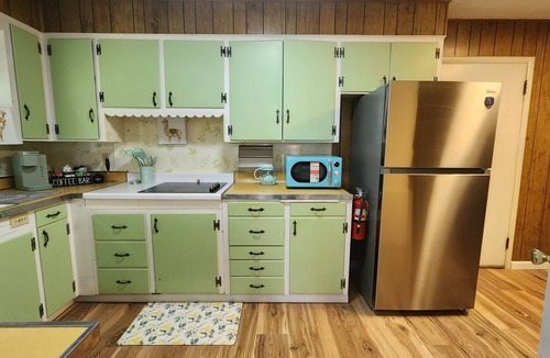 Ironton House | King & Queen beds, Nucor WELCOME NO LAUNDRY AMENITIES AVAILABLE