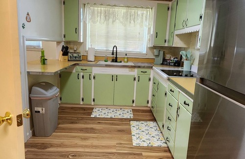 Ironton House | King & Queen beds, Nucor WELCOME NO LAUNDRY AMENITIES AVAILABLE