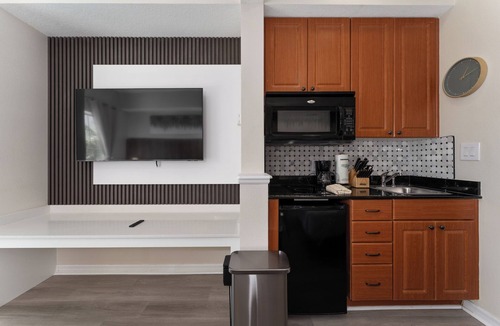 Florida Center Apartment | King + Queen, Spacious Studio Near Universal