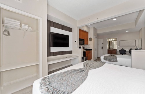 Florida Center Apartment | King + Queen, Spacious Studio Near Universal