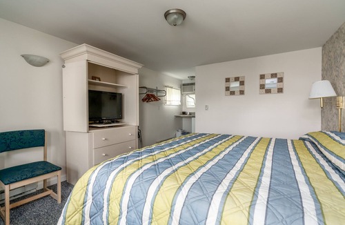 Moody Cabin | KING ROOM - 1 KING BED