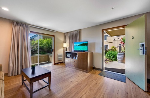 Bodega Bay Hotel | King Room ADA with Balcony