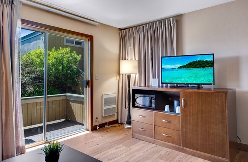 Bodega Bay Hotel | King Room ADA with Balcony