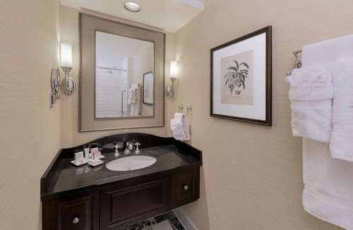 Country Club Plaza Area Hotel | King Room at a 4⭐️ Hotel