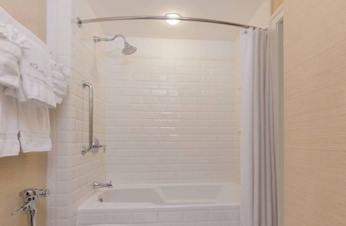 Country Club Plaza Area Hotel | King Room at a 4⭐️ Hotel