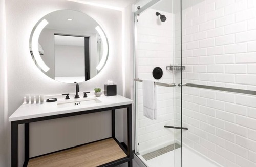 Brookline Hotel | King Room at Arcadian Hotel! Close to The Museum of Fine Arts, Boston