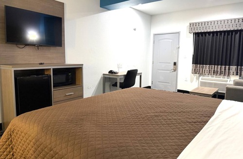 Westfield Hotel | King Room | Great Budget Stay Near Six Flags Hurricane Harbor Splashtown - 3.7mi