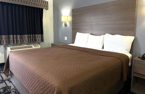 Westfield Hotel | King Room | Great Budget Stay Near Six Flags Hurricane Harbor Splashtown - 3.7mi