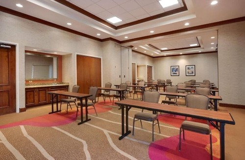 Bedford Park Apartment | King Room Near Lawler Michael Park CHI