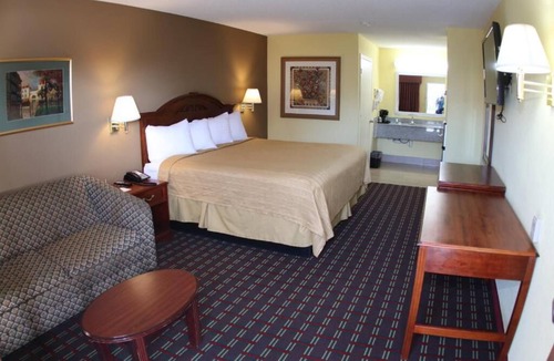Hawkinsville Hotel | King Room Non-Smoking
