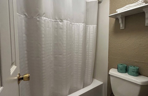 East Congress Apartment | King Room - Non-Smoking
