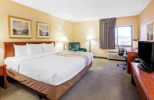 La Crosse Hotel | King Room Non-Smoking